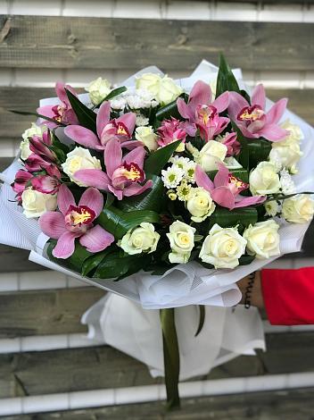 Букет цветов из: Розы и Хризантемы в Сынково