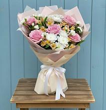 Букет цветов из:  Гвоздики, Орхидеи и Розы в Сынково