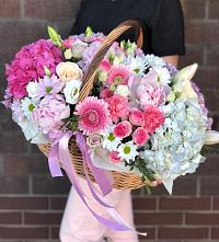 Композиция солнечный день в Сынково Цветочная композиция из Розы, Хризантемы, Пионы и Лизиантусы в корзине в Сынково