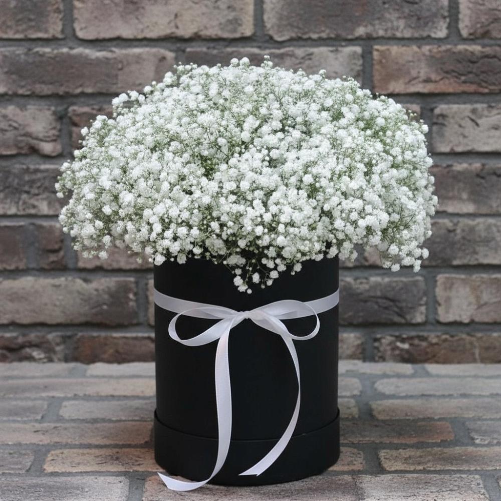 Цветочная композиция из Гипсофила в шляпной коробке в Сынково