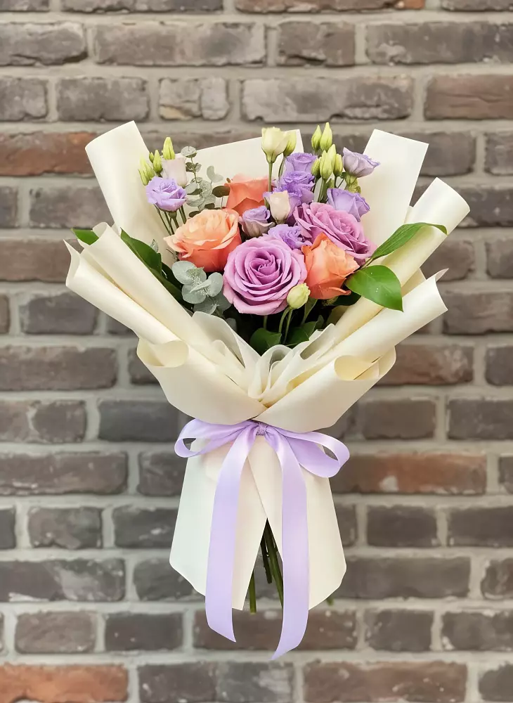 Букет цветов из: Лизиантусы и Розы в Сынково