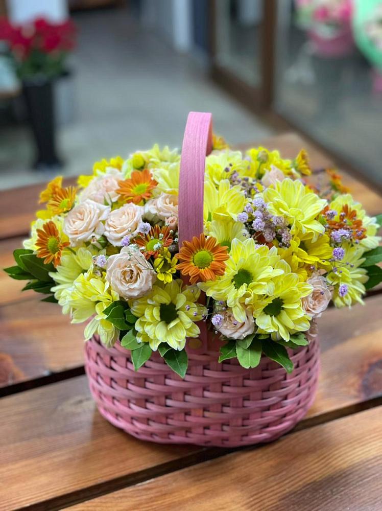 Цветочная композиция из Хризантемы и Розы в корзине в Сынково