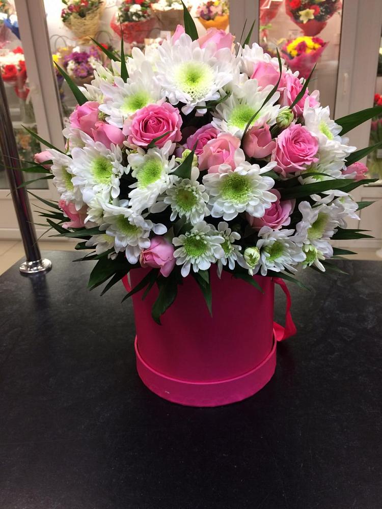 Цветочная композиция из Розы и Хризантемы в шляпной коробке в Сынково