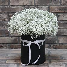 Цветочная композиция из Гипсофила в шляпной коробке в Сынково
