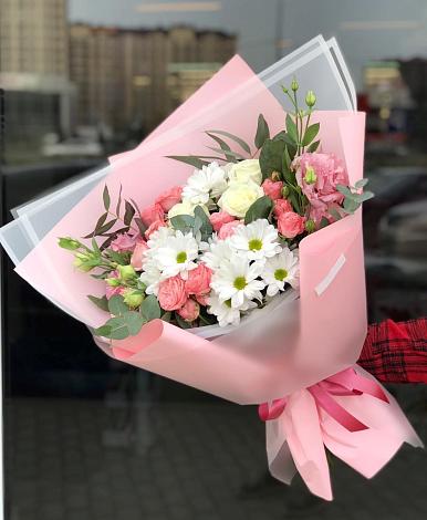 Букет цветов из: Розы, Лизиантусы и Хризантемы в Сынково