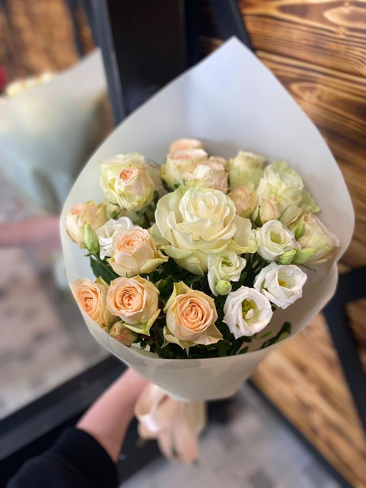 Букет цветов из: Розы и Лизиантусы в Сынково